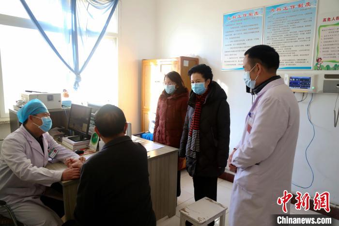 全國政協委員戴秀英：村醫越來越少，出路在哪？