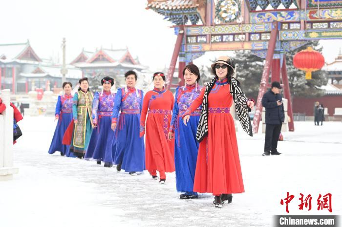 2月13日，老年人在呼和浩特市大召廣場拍照“打卡”?！⑽娜A 攝