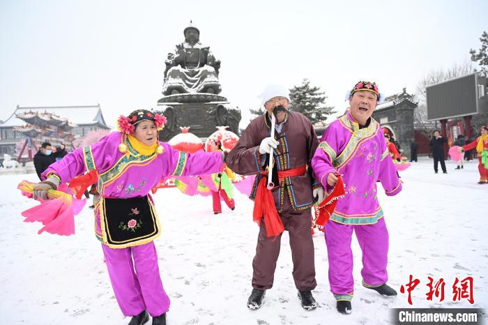 2月13日，秧歌隊在呼和浩特市大召廣場雪中起舞?！⑽娜A 攝