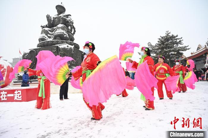 2月13日，秧歌隊在呼和浩特市大召廣場雪中起舞?！⑽娜A 攝