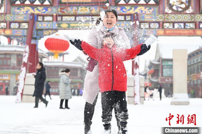 2月13日，家長與小朋友在呼和浩特市大召廣場享雪趣?！⑽娜A 攝