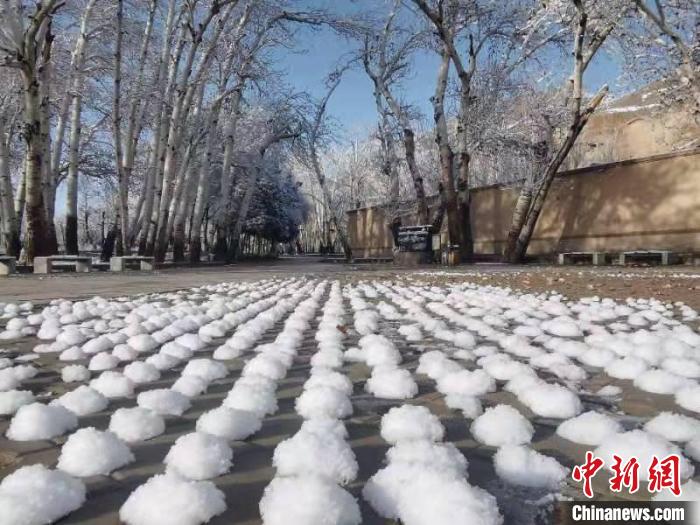 圖為春雪過后的莫高窟美不勝收?！≈鼙笕?攝