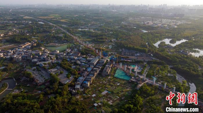 航拍正在建設中的成都至自貢高速鐵路成都段?！⒅铱?攝