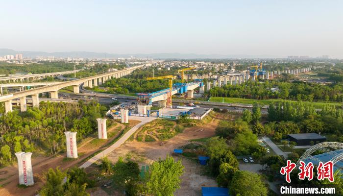 航拍正在建設的成都至自貢高速鐵路跨成都繞城高速公路連續梁施工現場?！⒅铱?攝