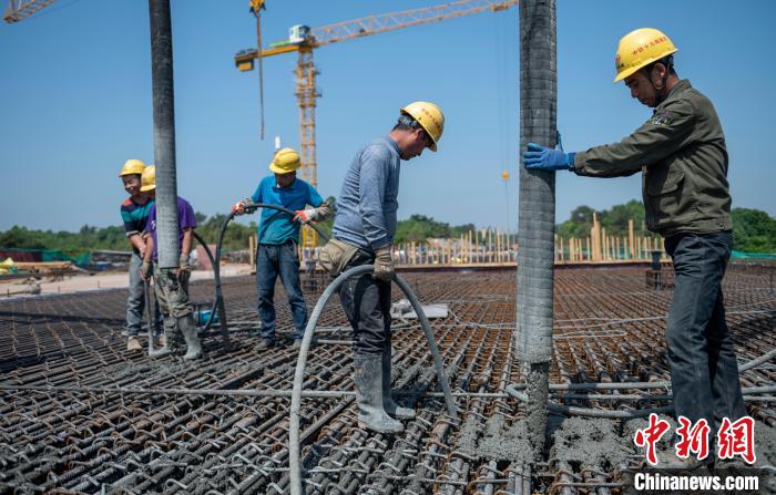 天府站多線橋上工人師傅正在進行混凝土澆筑作業?！⒅铱?攝