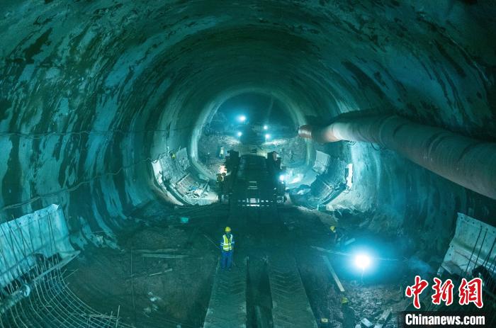 正在掘進中的龍泉山1號隧道?！⒅铱?攝