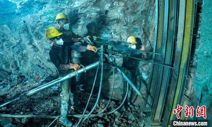龍泉山1號隧道內工人師傅正在進行打孔作業?！⒅铱?攝