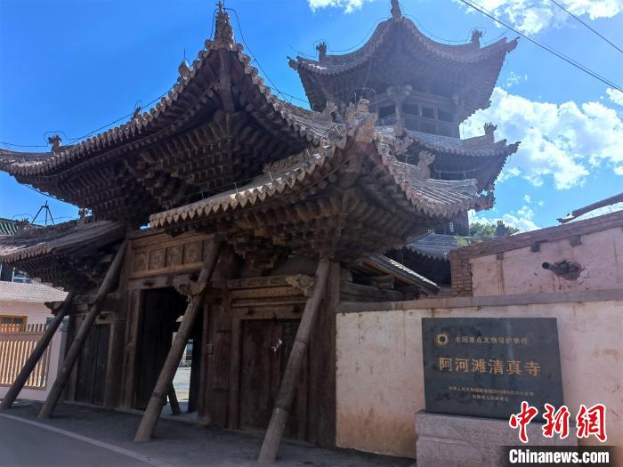 圖為集漢、藏、伊斯蘭風格于一體的700年歷史的全國重點保護文物——阿河灘清真寺?！埡ｖ?攝