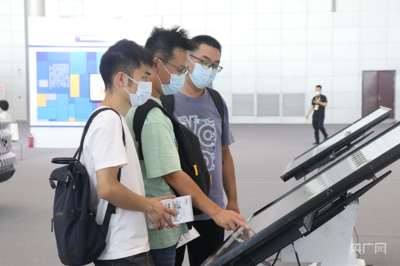 市民結伴而行，一起認真了解網絡安全科普知識(央廣網記者 趙家慧 攝)