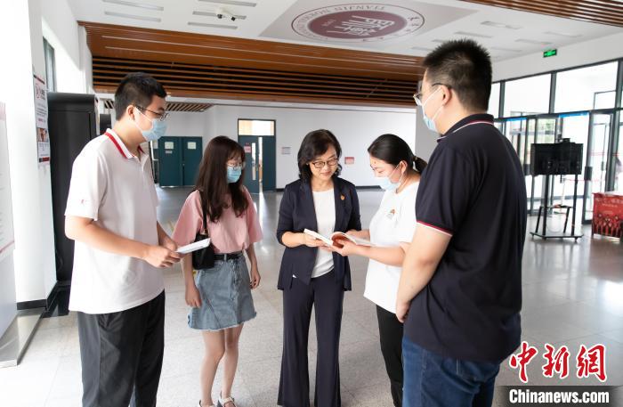 天津師范大學跨文化與世界文學研究院院長、教授郝嵐為同學們解答問題?！⊥踉谟?攝