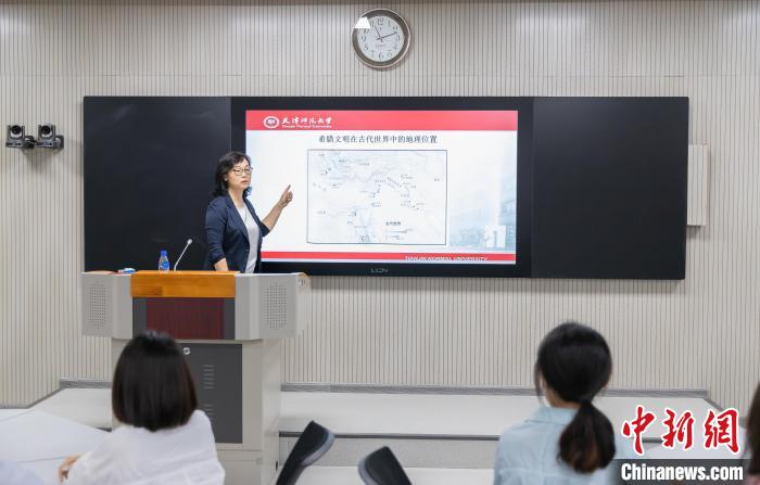 天津師范大學跨文化與世界文學研究院院長、教授郝嵐正在為同學們上課?！⊥踉谟?攝