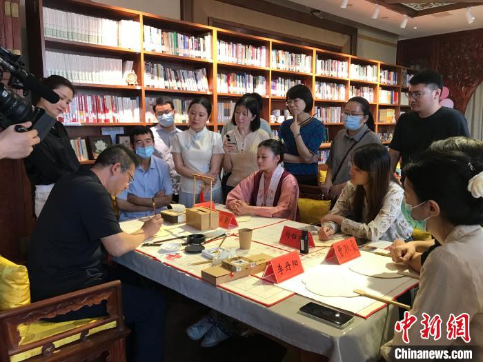 9月14日，“月動臨秋扇”中華傳統文化沉浸式體驗活動在北京紀曉嵐故居舉辦。 陳建新 攝 陳建新 攝