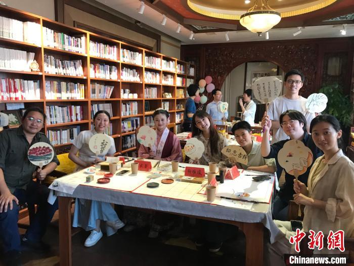 9月14日，“月動臨秋扇”中華傳統文化沉浸式體驗活動在北京紀曉嵐故居舉辦。陳建新 攝 陳建新 攝
