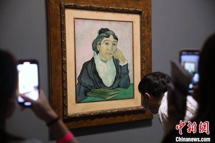 觀眾欣賞梵高畫作《阿爾勒婦女(吉努夫人肖像)》?！埡鄠?攝