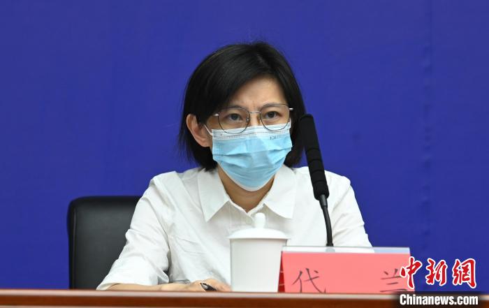 成都市經信局總工程師代蘭?！“苍?攝