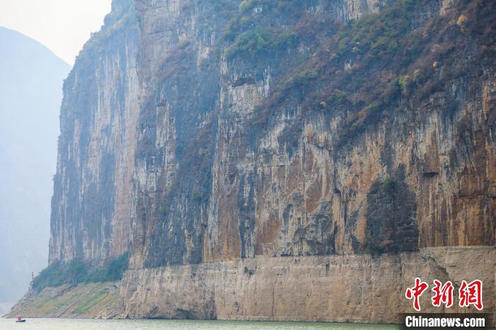 圖為瞿塘峽兩岸壯麗景致?！×簹J卿 攝