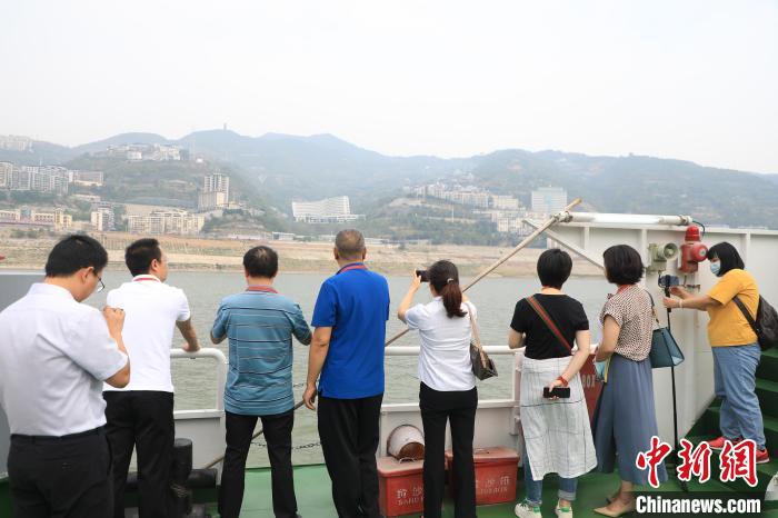 重慶市政協“同心聚力巴渝行”主題采訪團15日走進奉節，了解當地政協委員護江成效?！×簹J卿 攝