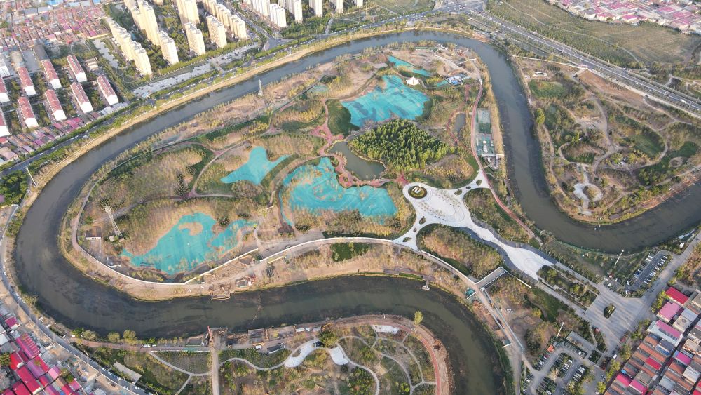 　圖為4月30日拍攝的河北滄州市區的大運河“Ω”形河道。新華社發(傅新春 攝)