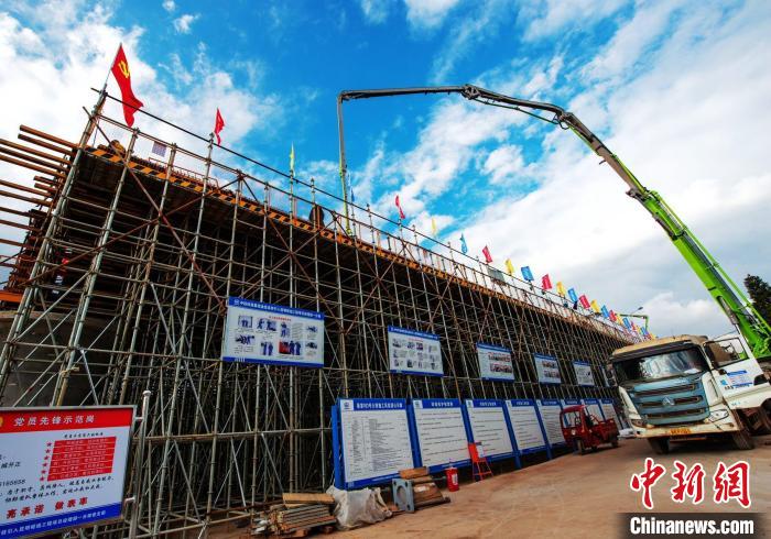 圖為渝昆高鐵云南段境內首座大橋連續梁混凝土澆筑施工現場?！『螀矽i 攝