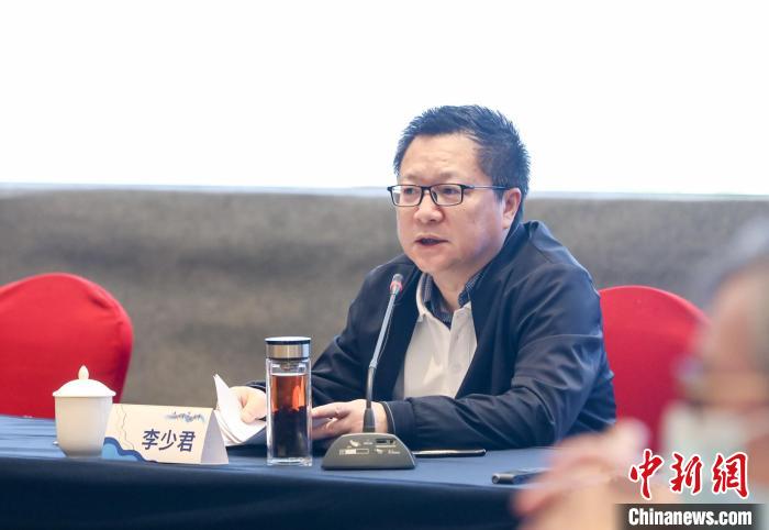 《詩刊》社主編李少君發言?！∠计挚h融媒體中心 供圖
