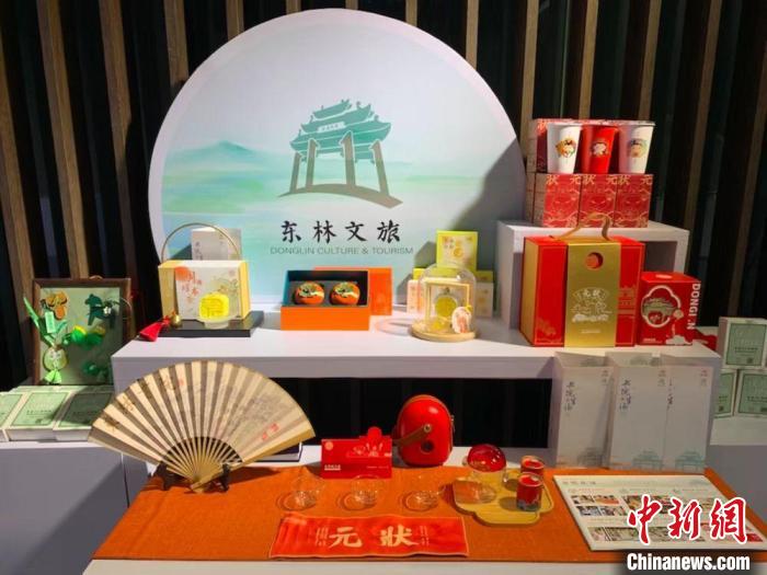 發展論壇現場展出的無錫城市文創作品?！O權 攝