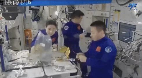 神舟十四號航天員在軌品嘗美食。圖片來源：中國載人航天工程辦公室官方微信