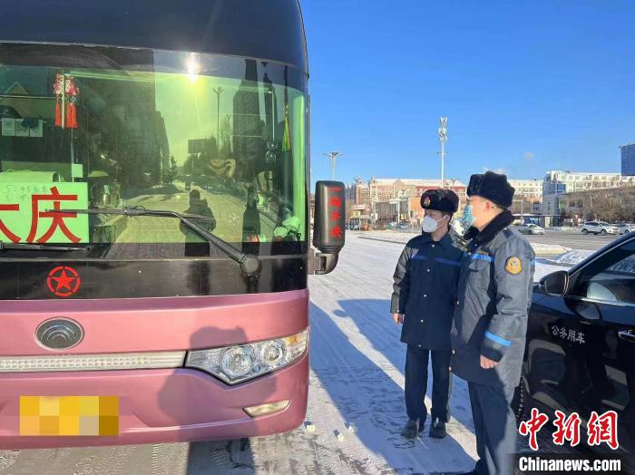 交通執法人員檢查客運車輛手續?！『邶埥〗煌ㄟ\輸廳供圖