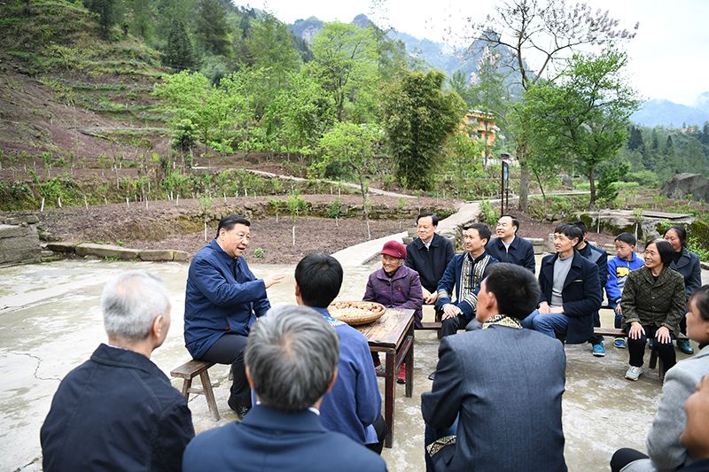 2019年4月15日，習近平總書記在重慶石柱土家族自治縣中益鄉華溪村同村民代表、基層干部、扶貧干部、鄉村醫生等圍坐在一起，共話脫貧攻堅。
