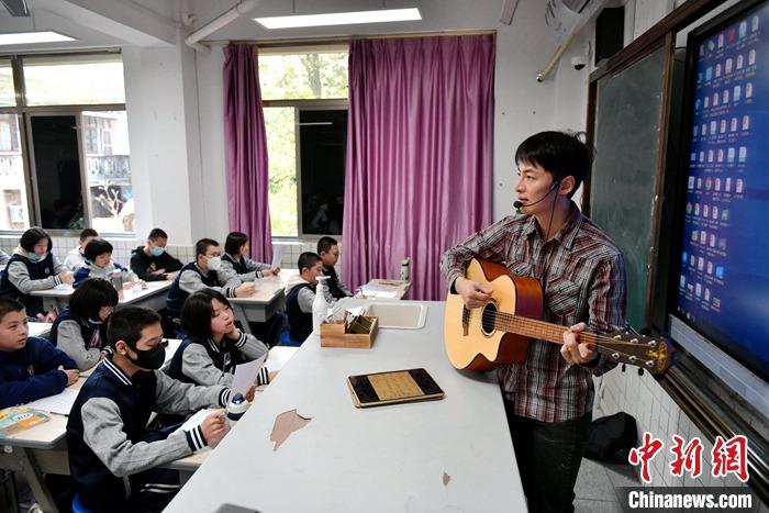 圖為3月16日，張家豪在福建福州延安中學教學。 <a target='_blank' href='/'><p  align=
