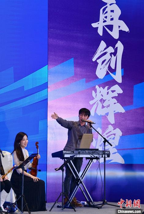 圖為3月9日，福建福州，張家豪(右)與林佳臻在臺上演出。 <a target='_blank' href='/'><p  align=