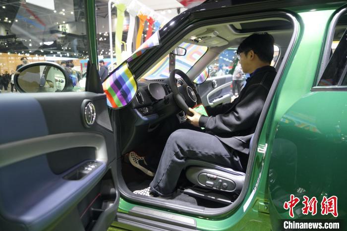 圖為觀眾在展會試駕車輛?！⑿?攝