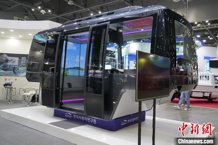 圖為展會上展示的無人駕駛移動出行工具?！⑿?攝
