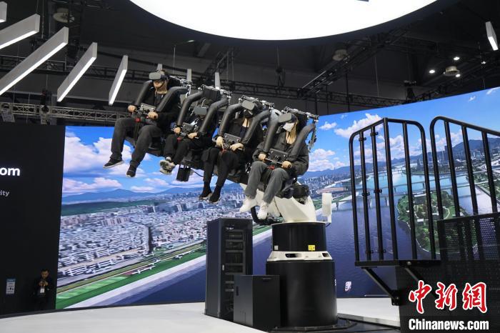 圖為觀眾在展會模擬體驗未來城市空中移動出行方式?！⑿?攝