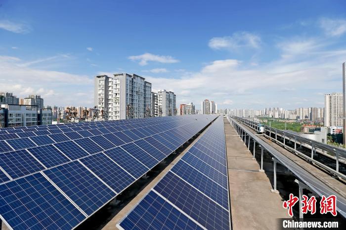 圖為輝騰能源在重慶市九龍坡區留學生創業園屋頂建設的光伏發電示范項目?！∈茉L企業供圖