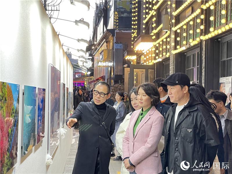 韓國中小風險企業部長官李永參觀梨泰院街頭藝術展。實習生 許鵬飛攝
