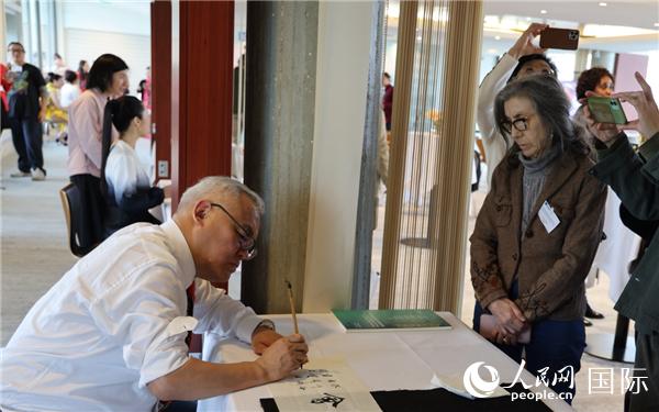 “聯合國中文日”慶?；顒由线M行了書法等中國文化展示。人民網記者 尚凱元攝