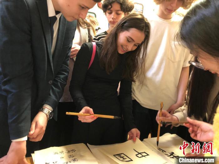 4月21日，莫斯科國立語言大學孔子學院附屬中學舉辦“國際中文日”活動，學生們學寫漢字?！∧箍茋⒄Z言大學孔子學院 供圖