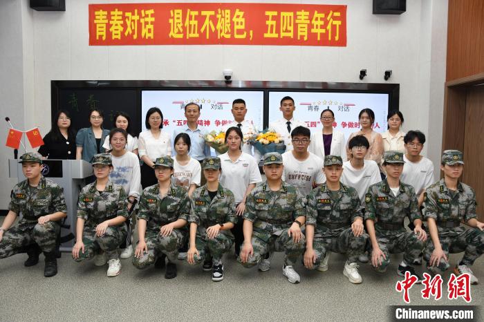 受邀功臣同師生代表合影?！≌闹菔型艘圮娙耸聞站止﹫D