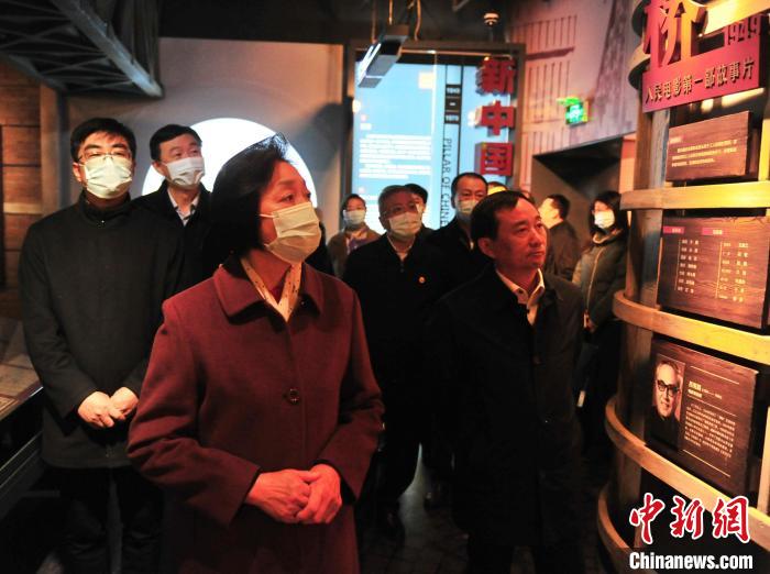 臺盟中央主席蘇輝近日率調研組赴吉林開展重點考察調研。圖為在長影舊址博物館考察吉林特色文化產業發展?！「啐埌?攝