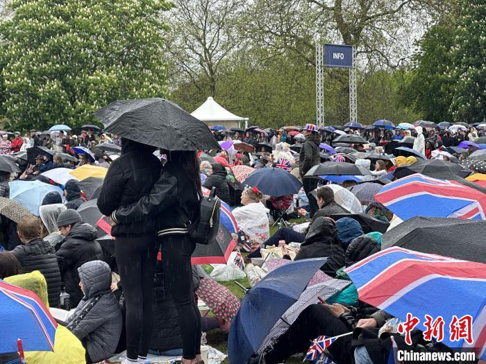 當地時間5月6日，英國國王查爾斯三世的加冕儀式舉行。民眾雨中觀看儀式?！W陽開宇 攝