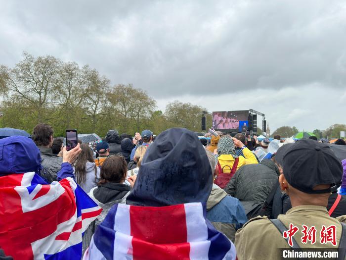 當地時間5月6日，英國國王查爾斯三世的加冕儀式舉行。民眾雨中觀看儀式?！W陽開宇 攝