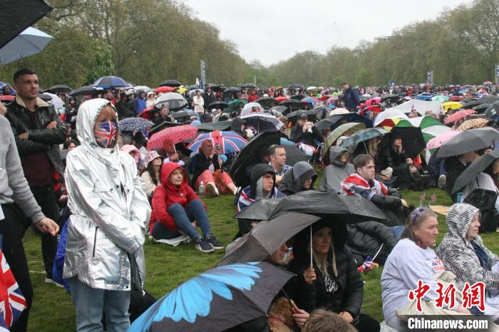 當地時間5月6日，英國國王查爾斯三世的加冕儀式舉行。民眾雨中觀看儀式?！埰?攝