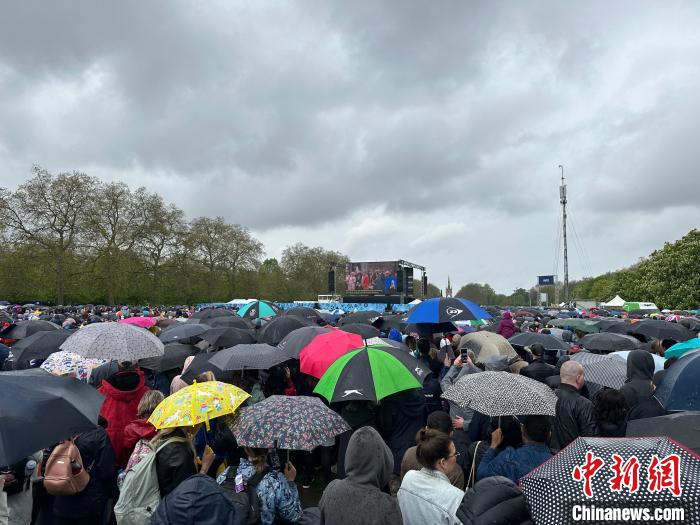 當地時間5月6日，英國國王查爾斯三世的加冕儀式舉行。民眾雨中觀看儀式?！W陽開宇 攝
