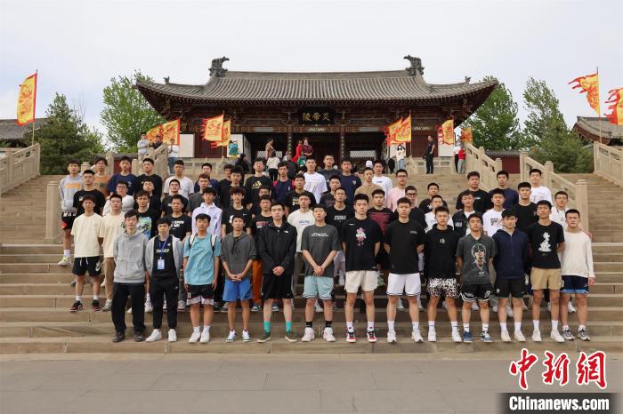 比賽結束后，兩岸學生參訪高平炎帝陵?！≈鬓k方供圖