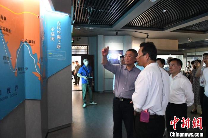 圖為蔡達峰一行在合浦漢代文化博物館考察?！×趾?攝