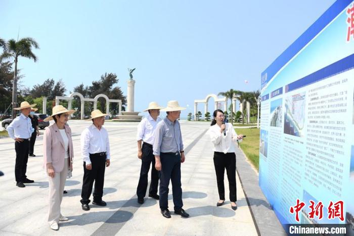 圖為蔡達峰一行了解北海銀灘景區改造提升工程情況?！×趾?攝