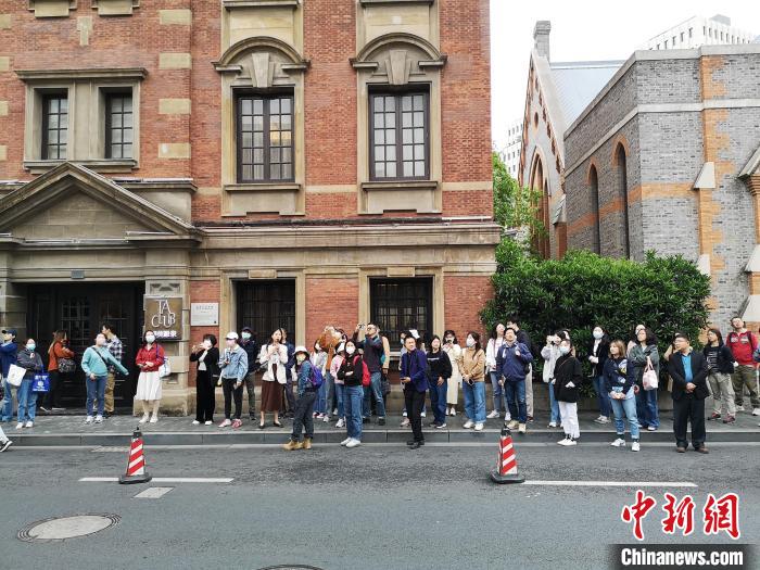 新階層人士走讀“外灘源”?！》队畋?攝