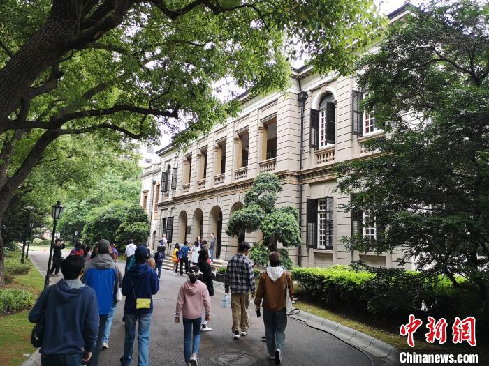 新階層人士參觀英國駐滬領事館?！》队畋?攝