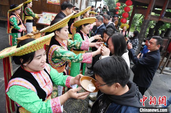 楓香瑤寨村民用攔門酒熱情迎接客人?！钊A峰 攝