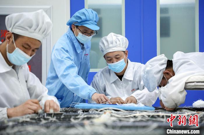 中國電科研究人員開展半剛性太陽電池陣相關研究測試?！≈袊娍?供圖